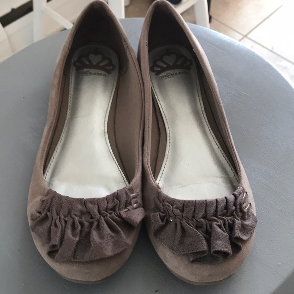 Adorable flats with ruffles